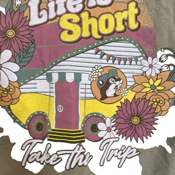 🦃Buc-ees Women's medium  T-shirt Green Cotton Life Is Short Take the Trip Spring - Picture 5 of 7